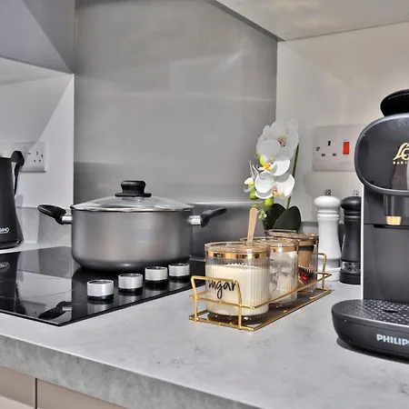 Avalora Short Lets & Serviced Accommodation - 2Bed & 2Baths Ensuite, Parking, Balcony, Wi-Fi, Netflix, Media City Daire