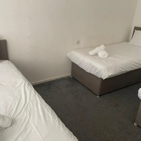 Serene Apt In The Heart Of Stretford 아파트 *