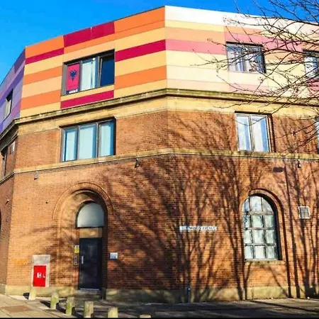 Modern 2-bed Flat In Salford *