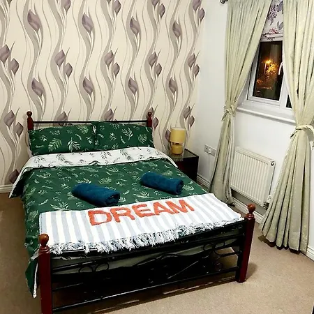 Queens Rooms, A Perfect Stay, Next To Shopping Parks And Central Pensjonat