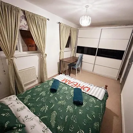 בית הארחה Queens Rooms, A Perfect Stay, Next To Shopping Parks And Central *