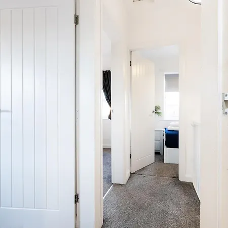 The Heart - Cosy 3 Bedroom House With Double Driveway And Garden In Manchester