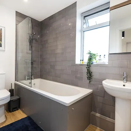 Feriehus The Heart - Cosy 3 Bedroom House With Double Driveway And Garden In Manchester