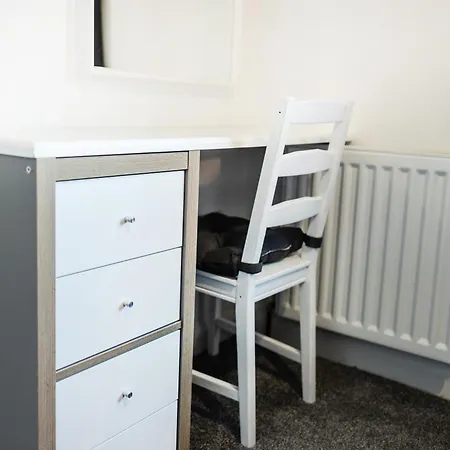 The Heart - Cosy 3 Bedroom House With Double Driveway And Garden In Manchester