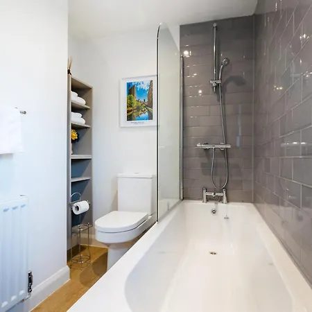 The Heart - Cosy 3 Bedroom House With Double Driveway And Garden In Feriehus Manchester