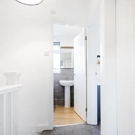 The Heart - Cosy 3 Bedroom House With Double Driveway And Garden In Manchester