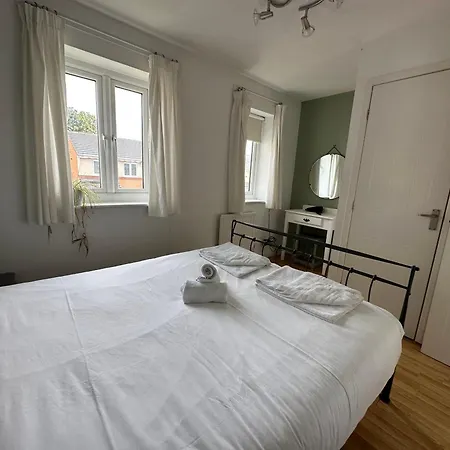 2 Bedroom House With Garden Manchester