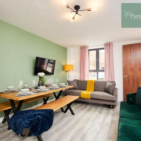 Stylish 5-bedroom Retreat Sleeps 9 By Purestay * マンチェスター