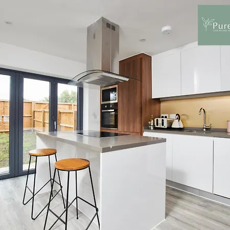 Stylish 5-bedroom Retreat Sleeps 9 By Purestay 別荘