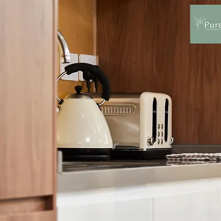 Luxury 5-bedroom House Sleeps 9 With Private Garden By Purestay Nyaraló Manchester