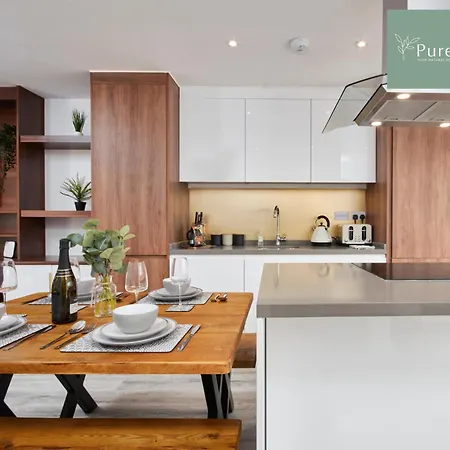 Nyaraló Luxury 5-bedroom House Sleeps 9 With Private Garden By Purestay Manchester