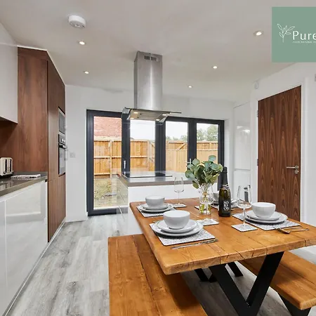 Luxury 5-bedroom House Sleeps 9 With Private Garden By Purestay Manchester