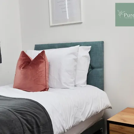 Nyaraló Luxury 5-bedroom House Sleeps 9 With Private Garden By Purestay Manchester