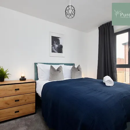 Nyaraló Luxury 5-bedroom House Sleeps 9 With Private Garden By Purestay *