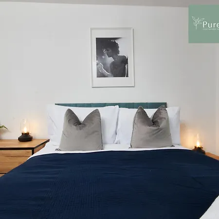 Nyaraló Luxury 5-bedroom House Sleeps 9 With Private Garden By Purestay Manchester