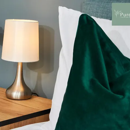 Luxury 5-bedroom House Sleeps 9 With Private Garden By Purestay Nyaraló