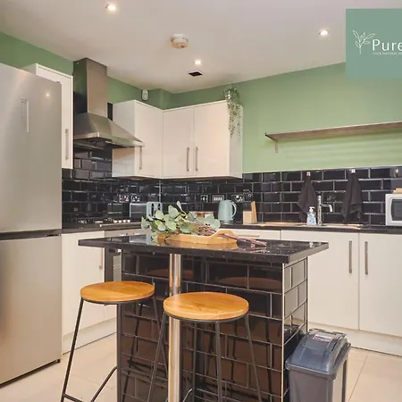 Comfortable House In Near Etihad - Sleeps 8 With Free Parking By Purestay Hébergement de vacances