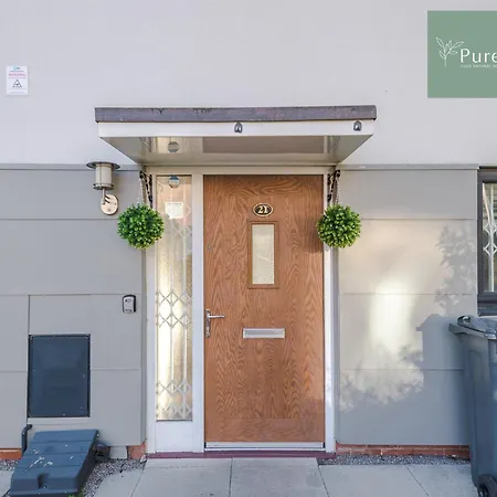 Amazing Four Bed House At Purestay Short Lets & Serviced Near Etihad With Parking Nyaraló