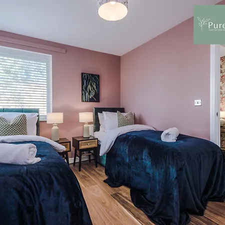 Amazing Four Bed House At Purestay Short Lets & Serviced Near Etihad With Parking Nyaraló