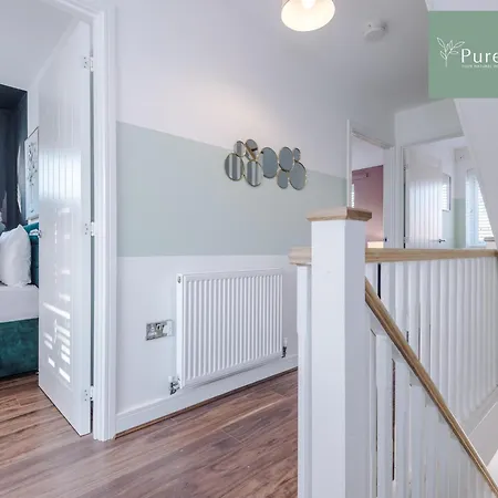 Amazing Four Bed House At Purestay Short Lets & Serviced Near Etihad With Parking Nyaraló