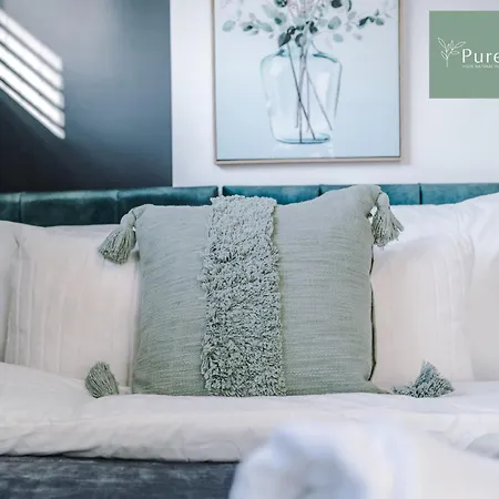 Amazing Four Bed House At Purestay Short Lets & Serviced Near Etihad With Parking Nyaraló