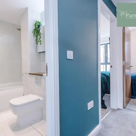 Modern 5 Bedroom House In By Purestay - Short With Service & Free Parking בית נופש *