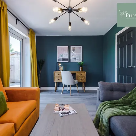 Вилла Stunning House In For Business & Leisure - Wi-fi & Parking By Purestay Serviced Манчестер