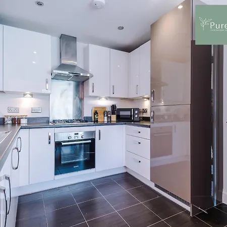 Stunning House In For Business & Leisure - Wi-fi & Parking By Purestay Serviced *
