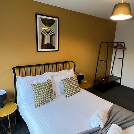 3 Bedroom House With Parking Semesterbostad