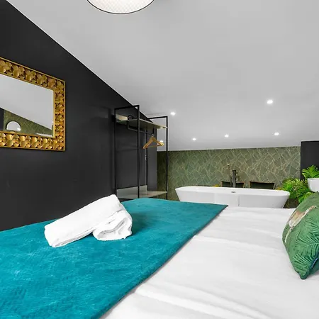 Free Parking Luxury Safari House Hébergement de vacances Manchester
