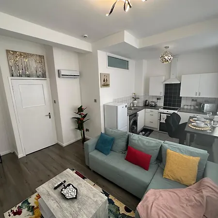 2 Bedroom Flat Close To City, Stadium And Coop Arena *