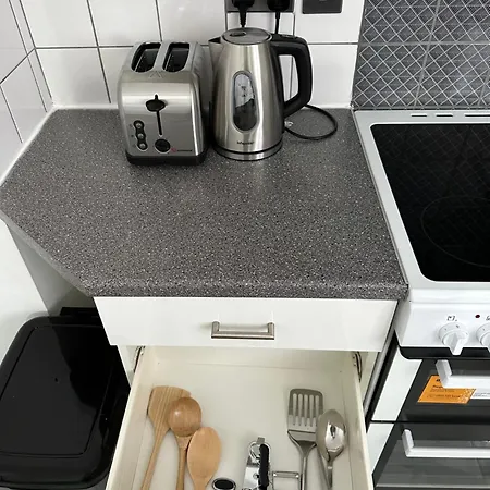 2 Bedroom Flat Close To City, Stadium And Coop Arena