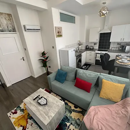 2 Bedroom Flat Close To City, Stadium And Coop Arena Manchester