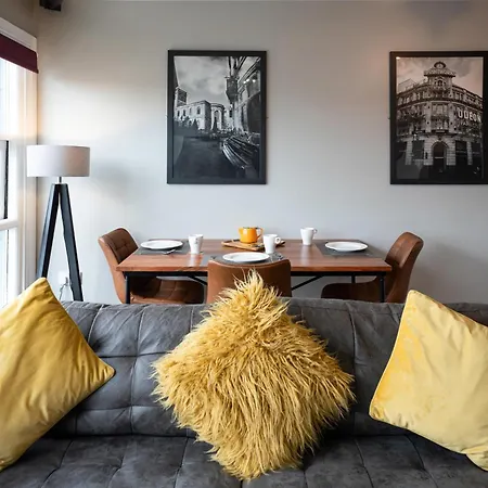 High Street Town House 4*