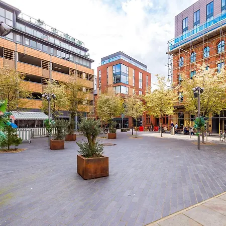 4-storey Townhouse In By Hilltop Serviced * Manchester