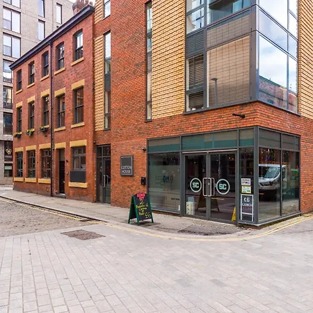 4-storey Townhouse In By Hilltop Serviced Dom wakacyjny Manchester