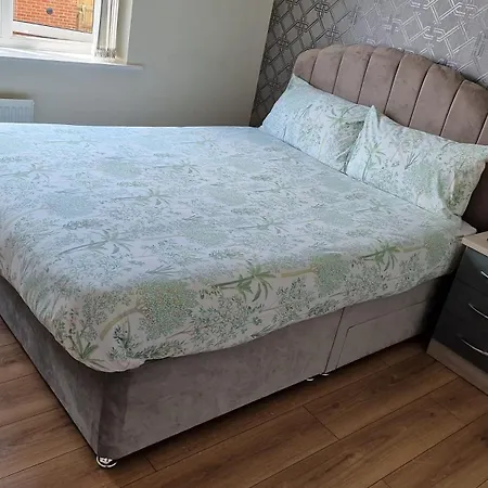 Stunning 2-bed House In With Canal View *