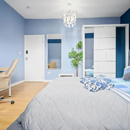 Апартаменты Mega Flat Near Arndale City Centre