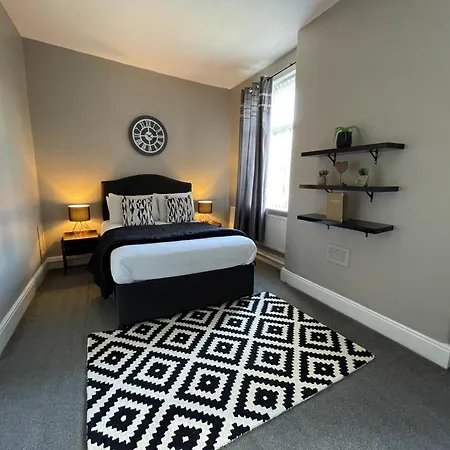 מלון Mitre Centre 3*