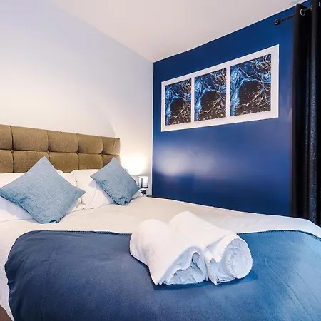 2 Bed With Balcony Private Parking Near Etihad Stadium, Coop Live *
