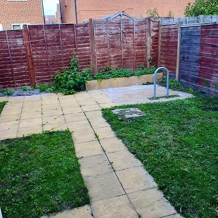 Amila House Manchester, Modern, Spacious, Sleeps 9 With Parking 曼彻斯特