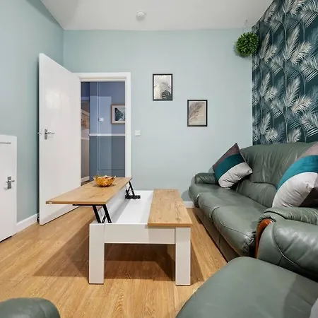 Апартаменты Mega Flat Near Arndale City Centre