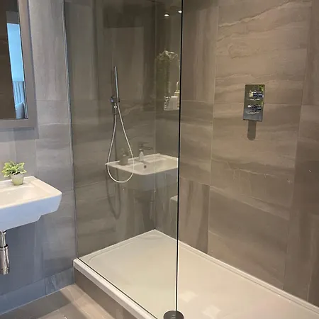 Modern 2 Bedroom City Centre W Balcony Apartment