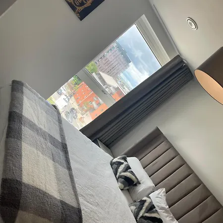 Modern 2 Bedroom City Centre W Balcony Apartment *