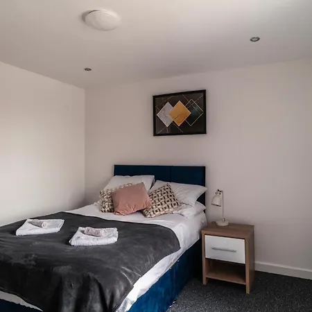 Shared Comfort, Singular Charm 4 * Manchester