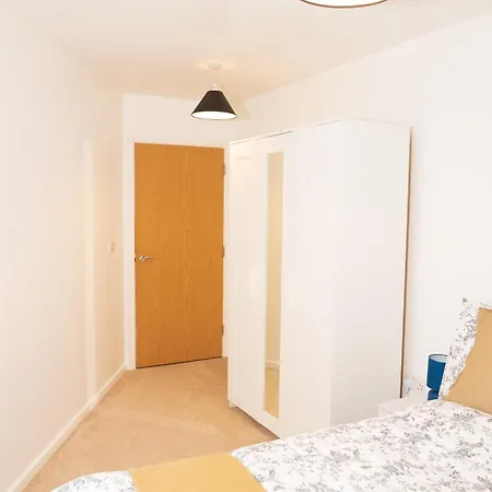 Luxury Two Bedroom Flat Opposite Coop Live N Etihad Stadium With Free Secure Parking, Netflix And Sky Tv Apartment *