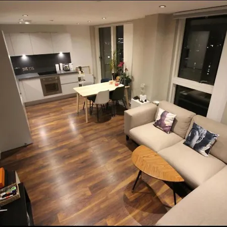 2 Bed Penthouse Apt W Balcony & Views Apartamento *