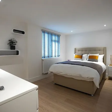 Luxury 6-bed Near Centre, Sleeps 12 Plus- Cinema Room, Games Room, 5 Bathrooms & Driveway For Multiple Cars Villa Manchester