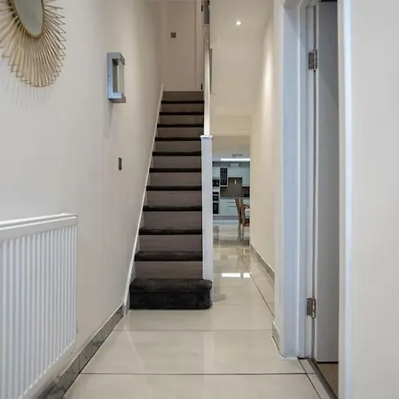 Luxury 6-bed Near Centre, Sleeps 12 Plus- Cinema Room, Games Room, 5 Bathrooms & Driveway For Multiple Cars Villa *