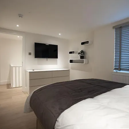 Luxury 6-bed Near Centre, Sleeps 12 Plus- Cinema Room, Games Room, 5 Bathrooms & Driveway For Multiple Cars Manchester